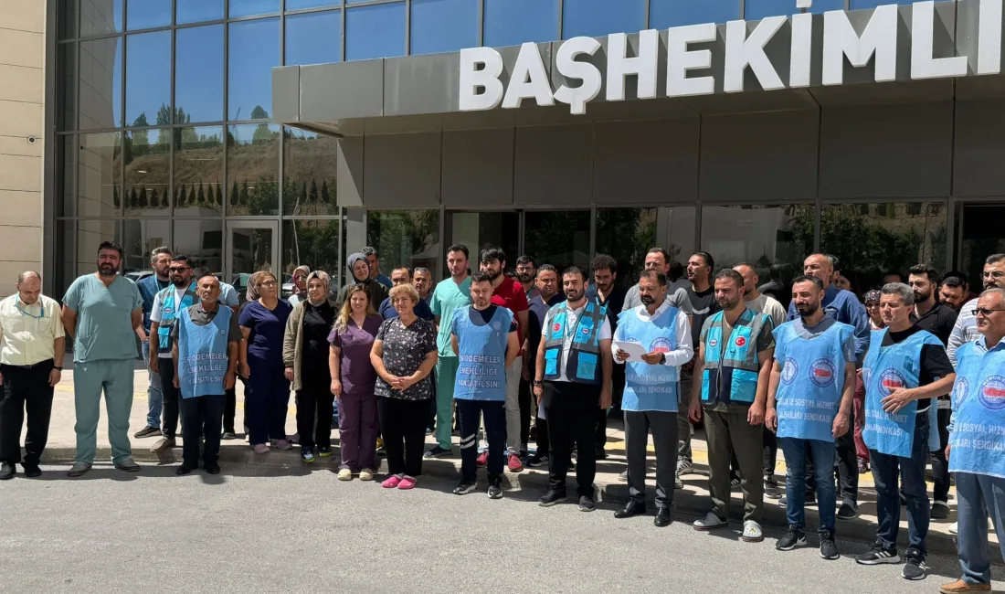 Yozgat Şehir Hastanesi önünde toplanan sağlık çalışanları, açıklanan maaş zam