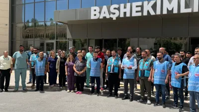 Yozgat Şehir Hastanesi önünde toplanan sağlık çalışanları, açıklanan maaş zam