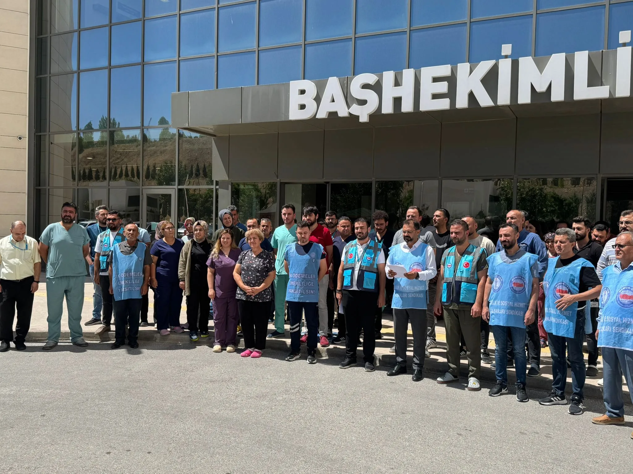 Yozgat Şehir Hastanesi önünde toplanan sağlık çalışanları, açıklanan maaş zam