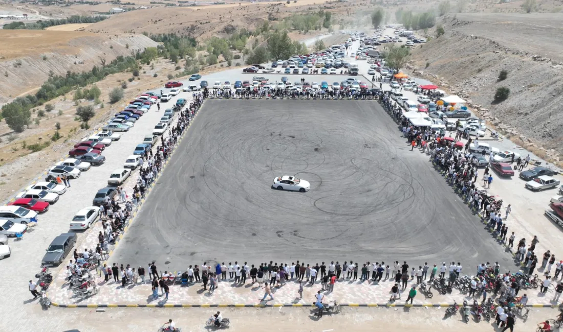  Sorgun Belediyesi tarafından bu yıl ikincisi düzenlenen Modifiye Araba