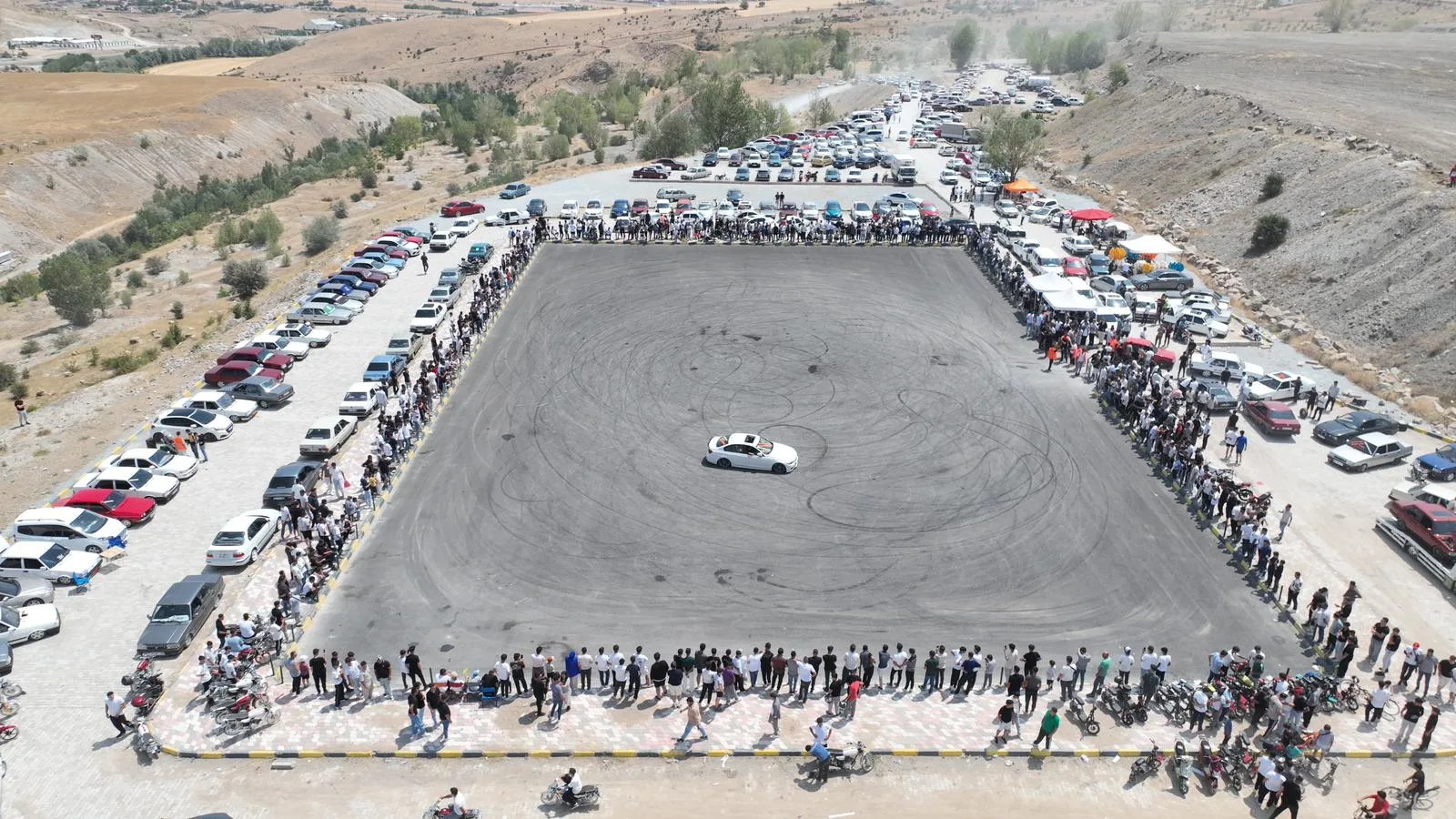  Sorgun Belediyesi tarafından bu yıl ikincisi düzenlenen Modifiye Araba