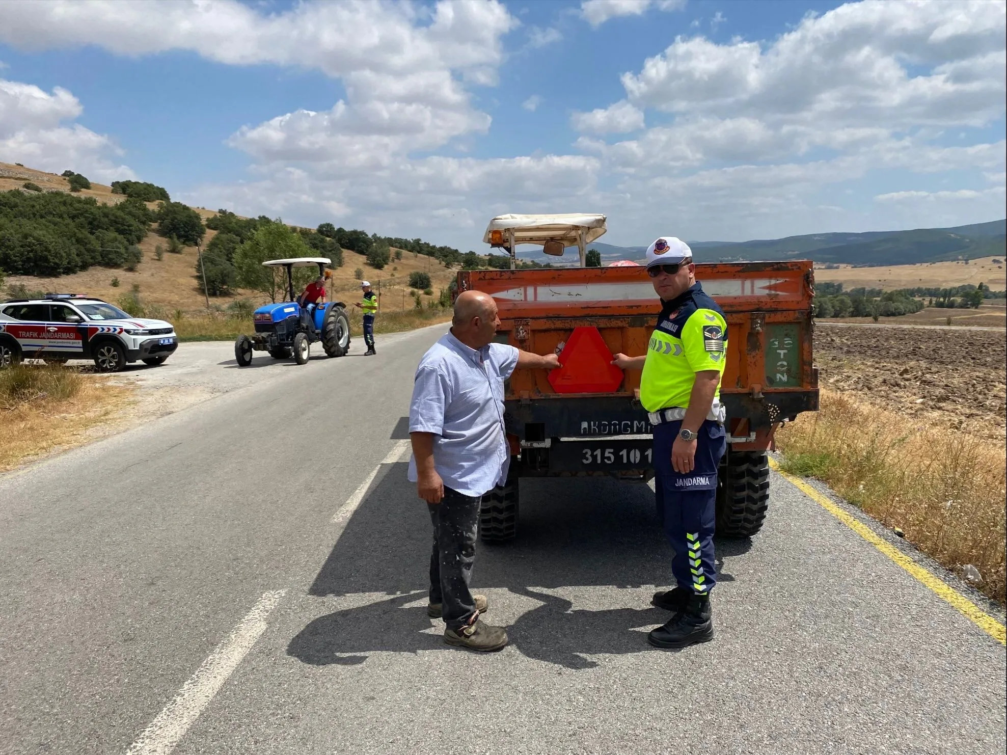  Yozgat’ın Akdağmadeni ilçesinde jandarma ekipleri, tarım sezonu kapsamında traktör