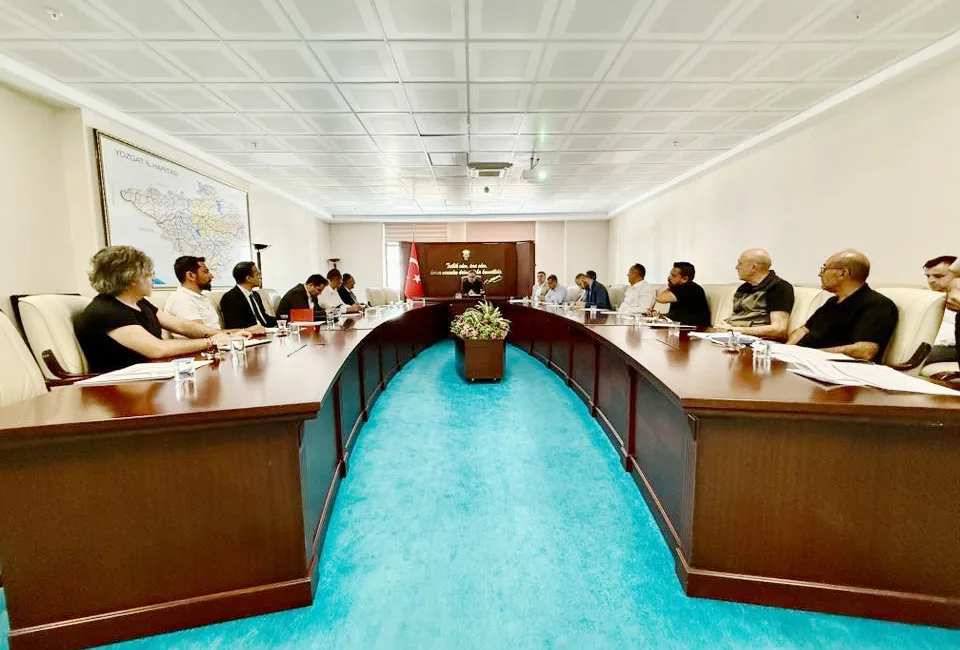 Yozgat’ta Turizm Toplantısı: “Kültürel ve Doğal Değerler Ön Plana Çıkarılacak” Yozgat Vali Yardımcısı Türker Çağatay Halim başkanlığında düzenlenen toplantıda, ilin