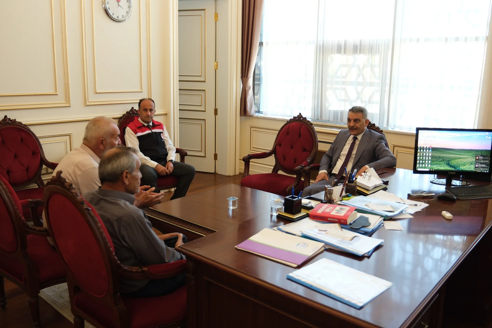 Yozgat Valisi Mehmet Ali Özkan, vatandaşların taleplerini yerinde dinleyerek çözüm