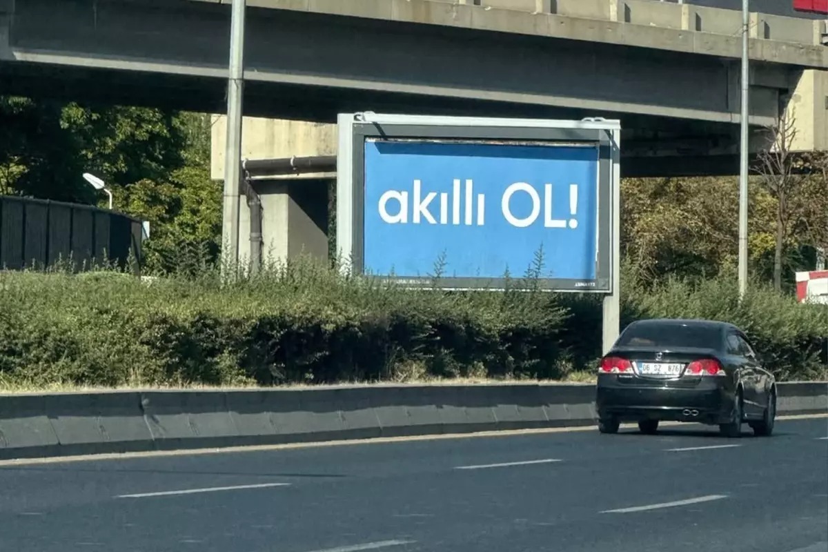 Ankara'da birçok reklam panosunda görülen gizemli 'Akıllı Ol' afişleri, insanların