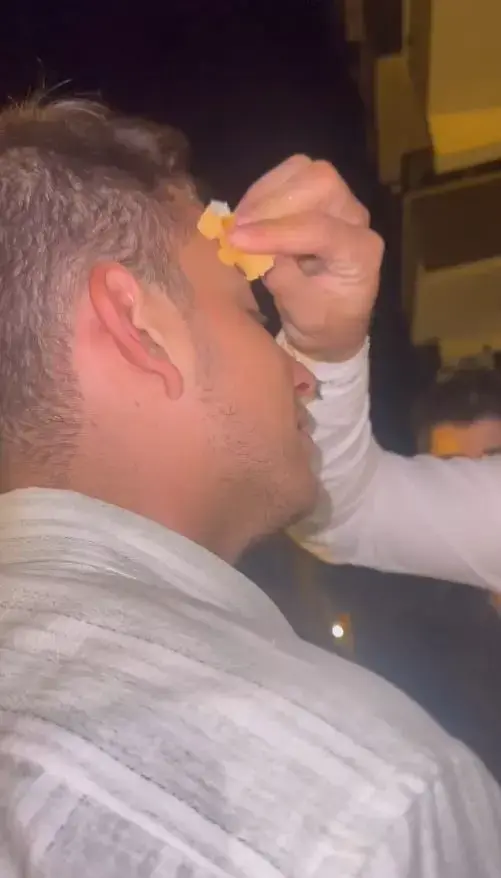 Damadın menemen şovu: Yumurtayı arkadaşının kafasında kırdı