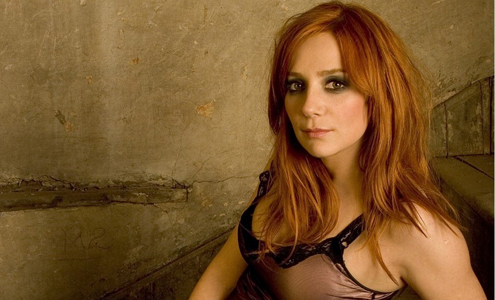 Şarkıcı Aylin Aslım'ın 4 yaşındaki oğlunu plajda mayosuz oynatması sosyal