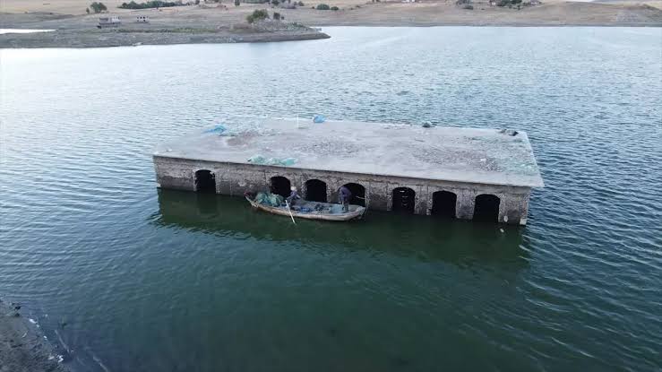 Yozgat'ın Esenli köyünde bulunan Gelingöllü Barajı'nda kuraklık nedeniyle su seviyesi