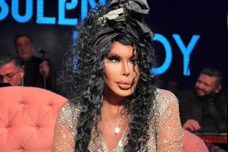 Trafikte turuncu bir araçla görüntülenen Bülent Ersoy, maddi durumuyla alakalı