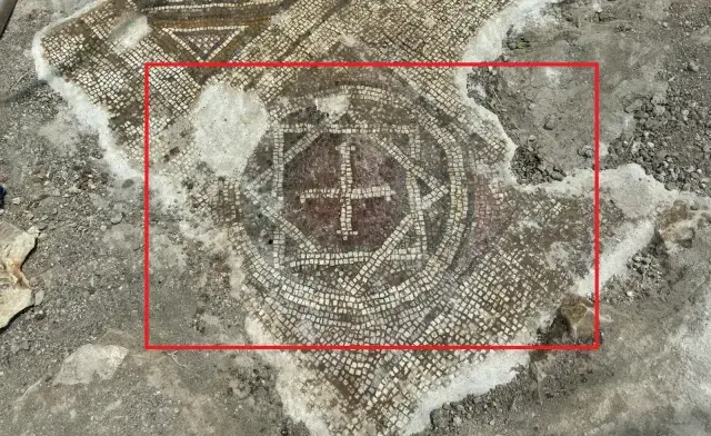 Diyarbakır'da mezar kazısında mozaik, Davut yıldızı ve 6 satırlık dilekçe yazısı ortaya çıktı