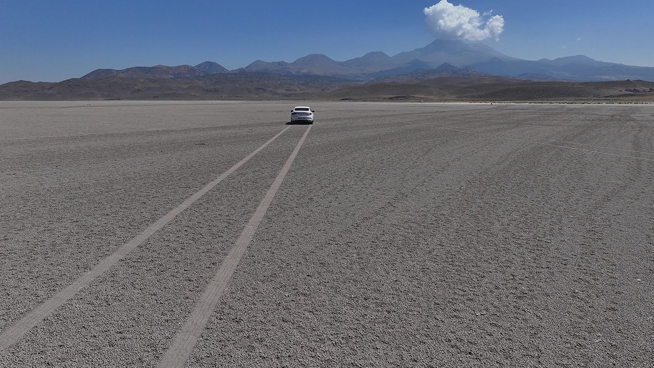 Kayseri'nin Erciyes Dağı'nın eteklerinde yer alan Çöl Gölü, kar suyuyla