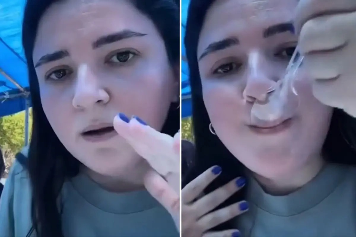 Bir genç kız, dede ve nine için düzenlenen mevlitte sunulan