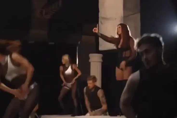 Geçtiğimiz günlerde Harbiye'deki konser performansıyla dikkatleri üzerine çeken Hadise, şimdi