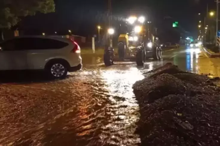 Konya'nın Yunak ilçesinde ansızın başlayan yoğun yağış, bir köprünün çökmesine