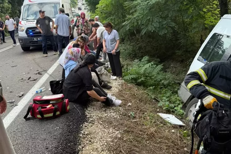 Ordu'nun Aydıntepe Mahallesi'nde bir servis minibüsü ile otomobilin çarpışması sonucu