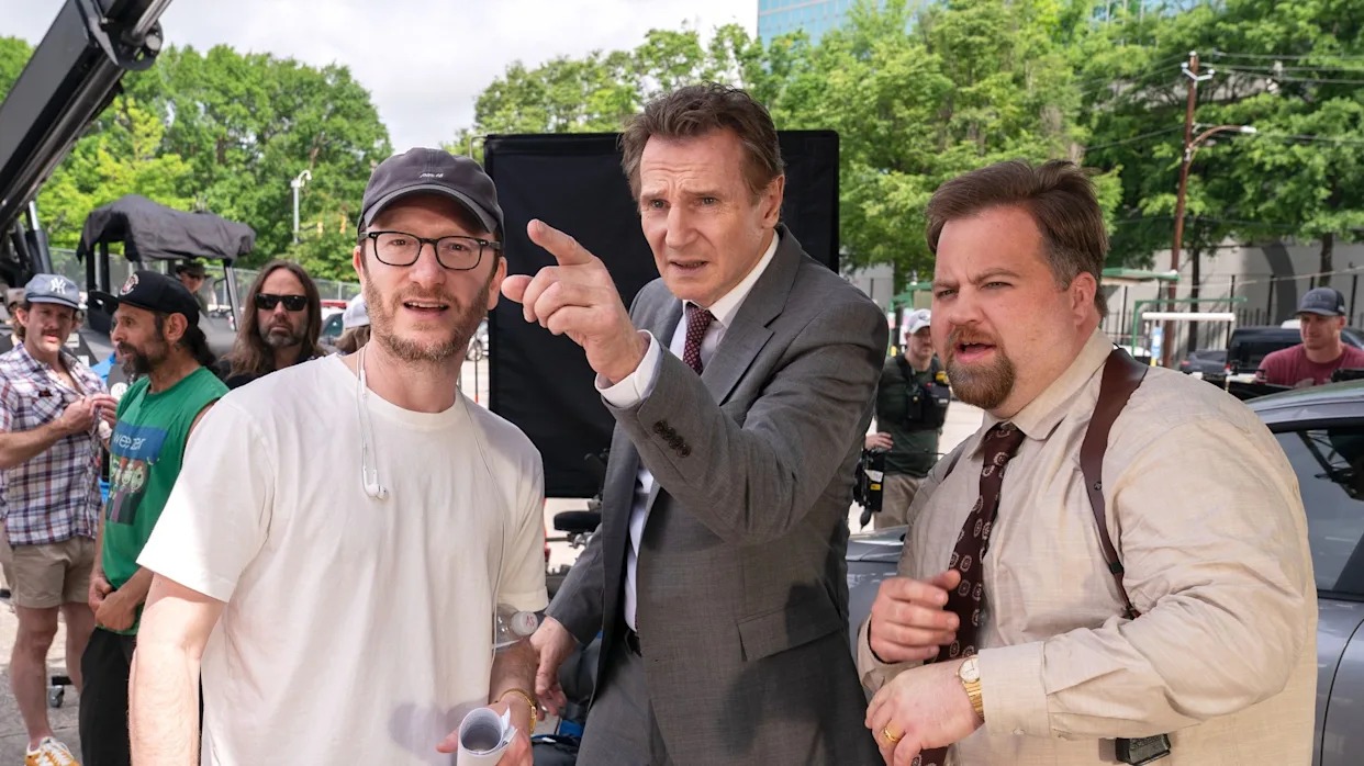 Ricky Gervais'in bir klibi, The Naked Gun serisinin yönetmenini, Liam