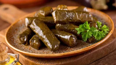 Misafir sofralarının vazgeçilmezi olan zeytinyağlı yaprak sarması, yediden yetmişe