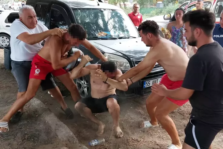 Samsun'un Atakum ilçesinde, boğulma tehlikesi geçiren genç ile kıyıya ulaşan