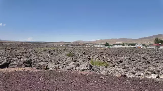 1855 yılında Tendürek Dağı'ndan akan lavların yuttuğu köyleri araştırıyorlar