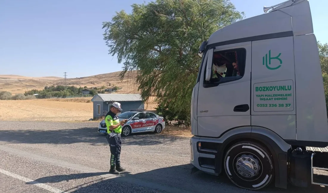 Yozgat İlçe Jandarma Komutanlıkları, sürücülere trafik kuralları hakkında bilgilendirme yaparak