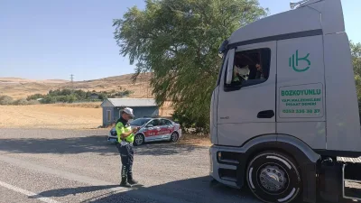 Yozgat İlçe Jandarma Komutanlıkları, sürücülere trafik kuralları hakkında bilgilendirme yaparak
