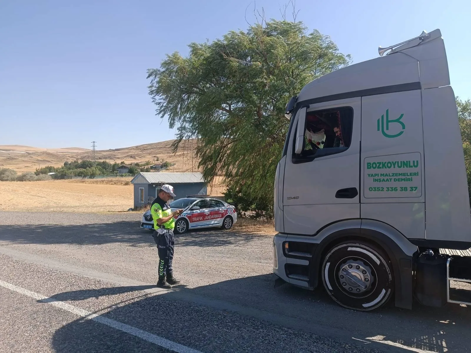 Yozgat İlçe Jandarma Komutanlıkları, sürücülere trafik kuralları hakkında bilgilendirme yaparak