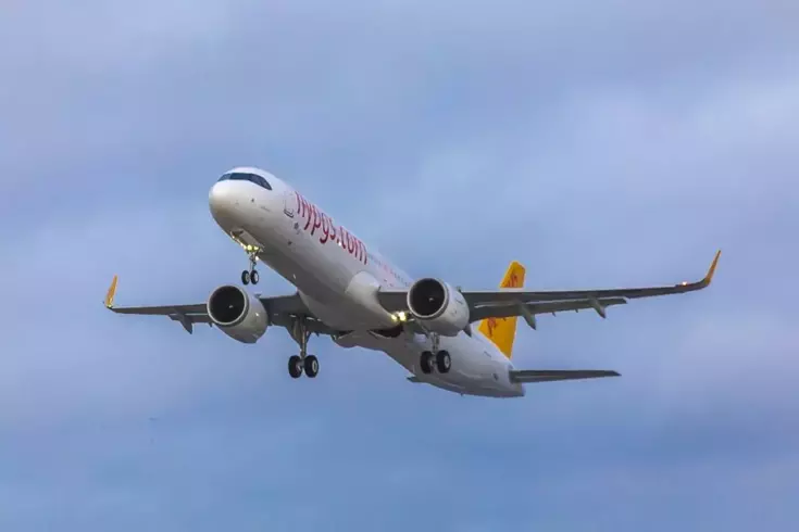 İstanbul-Seul seferinde, bir yolcunun powerbank'i koltuk arasına düşürmesi nedeniyle uçağın