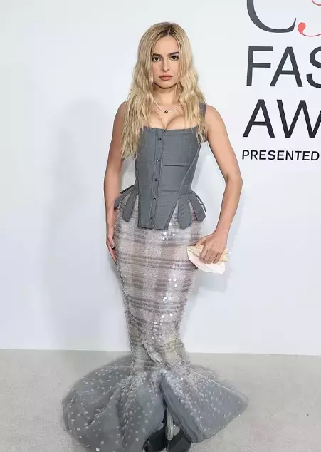 Ünlü şarkıcı ve fenomenin verdiği frikik sosyal medyayı ayağa kaldırdı!