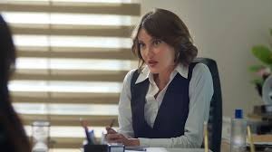 Uzak Şehir dizisinde rol alan Mine Kılıç, dizinin kadrosundan ayrıldı.