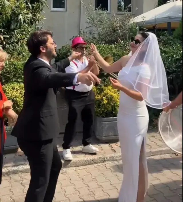 14 yıllık arkadaşlık aşka dönüştü! Sitare Akbaş gelin oldu