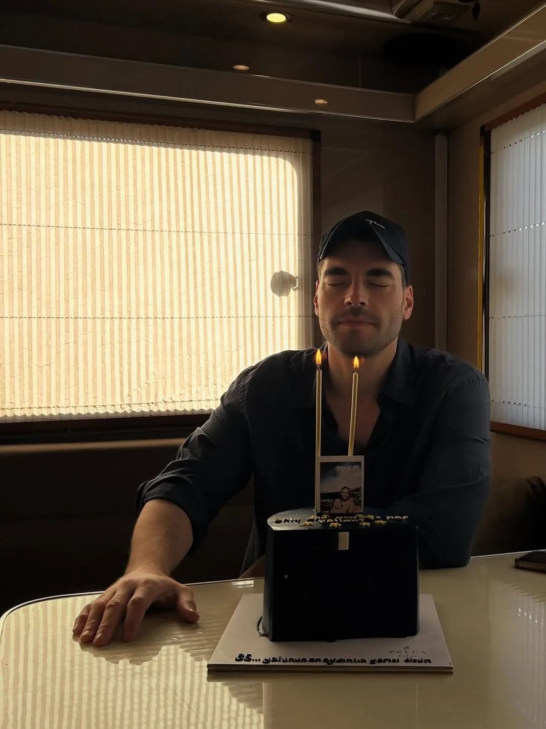 Akın Akınözü’nün Doğum Günü Sette Kutlandı Akın Akınözü, 22 Eylül’de