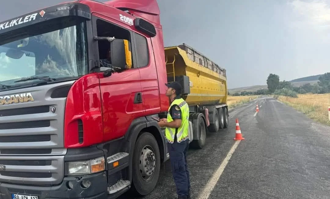 Yozgat Valiliği, aşırı tonajlı araçların yolları bozduğunu, kaza riskini artırdığını