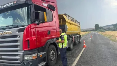 Yozgat Valiliği, aşırı tonajlı araçların yolları bozduğunu, kaza riskini artırdığını