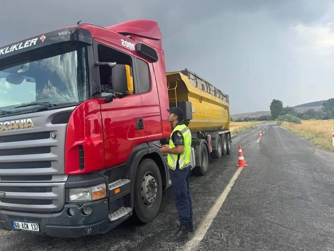 Yozgat Valiliği, aşırı tonajlı araçların yolları bozduğunu, kaza riskini artırdığını