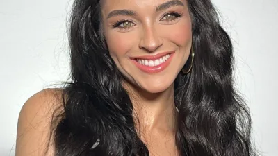 Begüm Akkaya, Sultana adlı gece kulübündeki direk dansçılarının hikayesinde yer