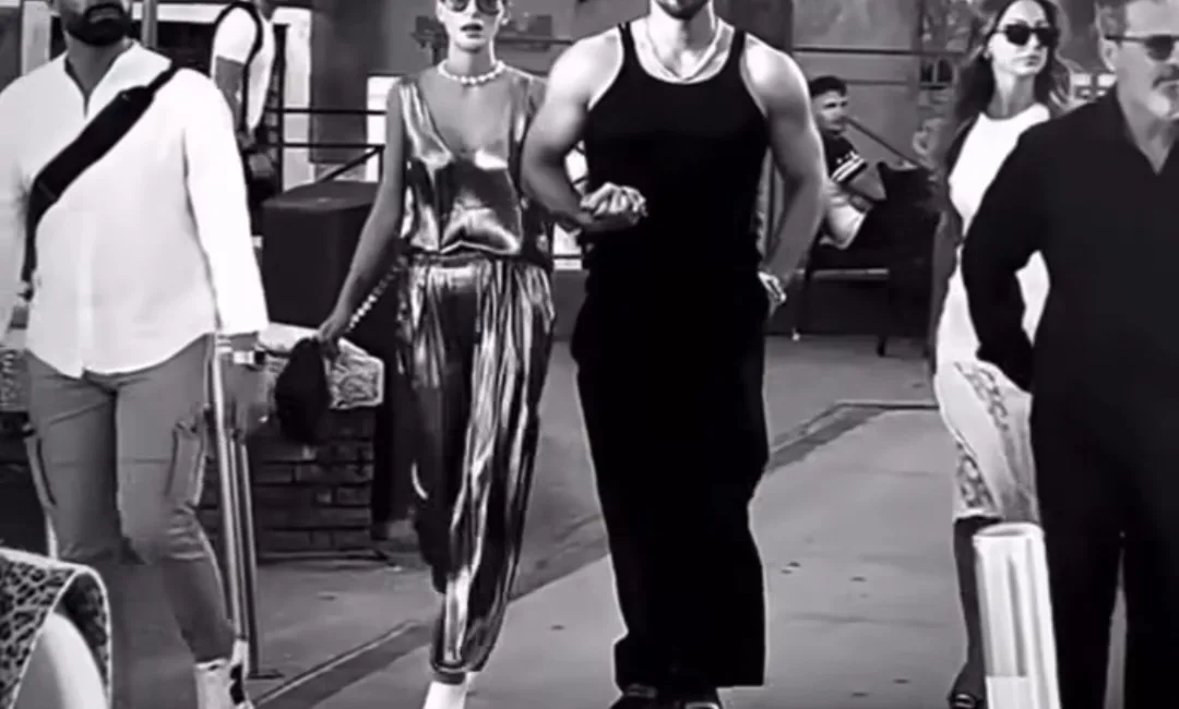 Can Yaman, Selfie Çekerken Telefonunu Düşürdü! Oyuncu Can Yaman, bir