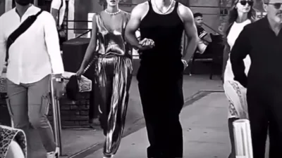 Can Yaman, Selfie Çekerken Telefonunu Düşürdü! Oyuncu Can Yaman, bir