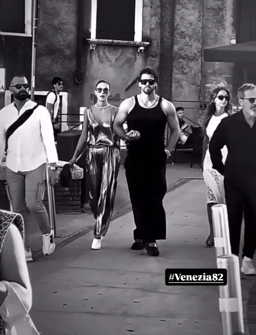 Can Yaman, Selfie Çekerken Telefonunu Düşürdü! Oyuncu Can Yaman, bir