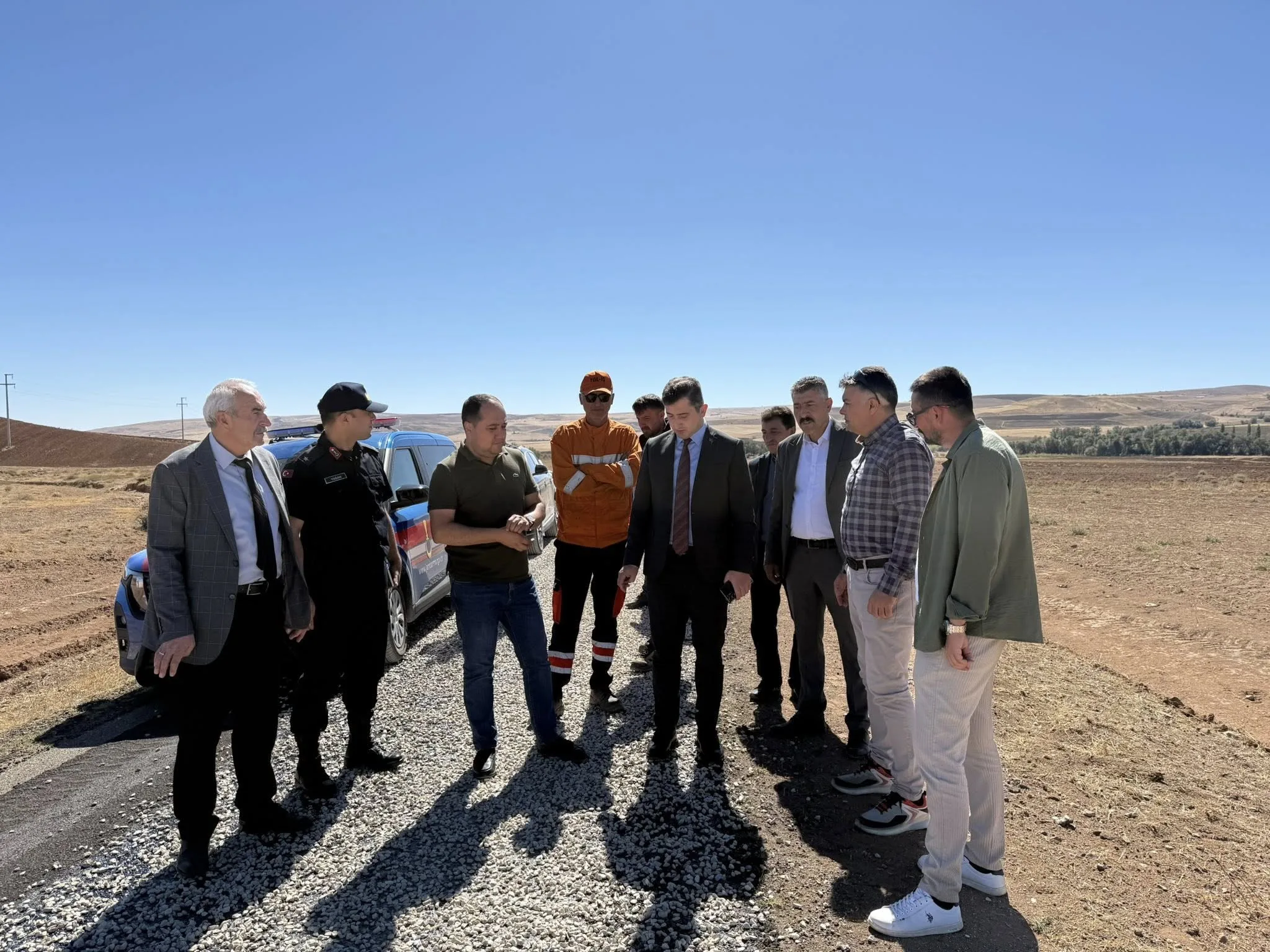 Çiçekdağı Kaymakamı Murat Görmüş, beraberindeki heyetle birlikte köylerde yol, su,