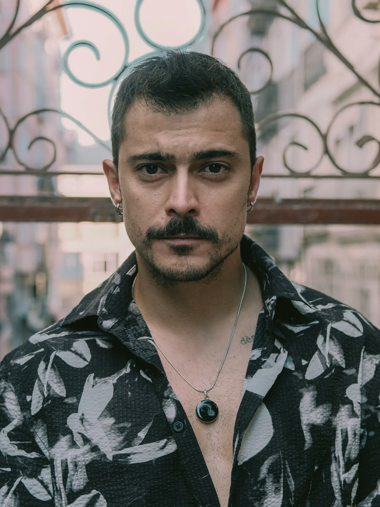 Murat Yıldırım ile Cemre Baysel’in başrollerini paylaştığı “Güller Ve Günahlar”