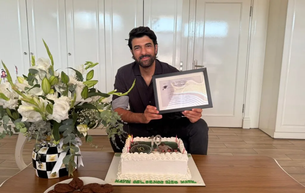 Engin Akyürek’in Hayranları Darüşşafaka’ya Bağışta Bulundu Ünlü oyuncu Engin Akyürek’in