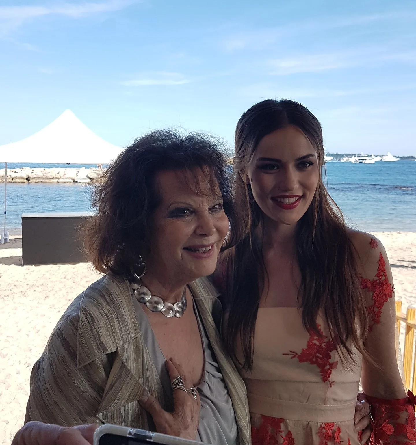 Fahriye Evcen, Claudia Cardinale için Taziye Mesajı Yayınladı Türk oyuncu