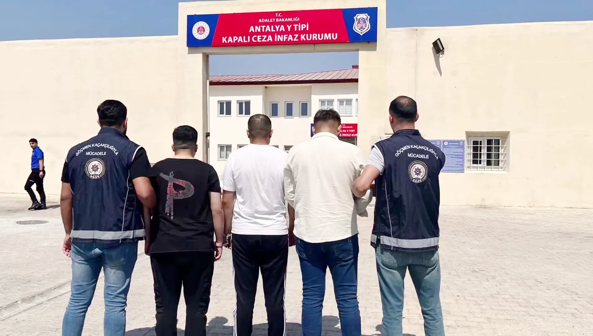 Türkiye genelinde göçmen kaçakçılığı organizatörlerine yönelik 81 ilde eş zamanlı