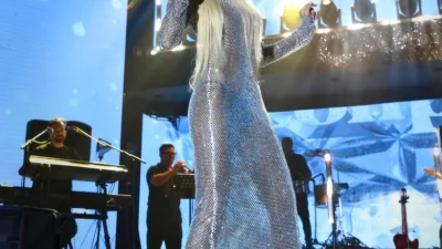 Gülşen, Cahide Palazzo sahnesinde sevenleriyle buluştu ve Güllü’nün unutulmaz şarkısını