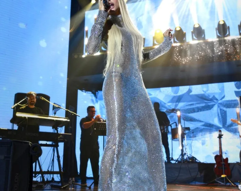 Gülşen, Cahide Palazzo sahnesinde sevenleriyle buluştu ve Güllü’nün unutulmaz şarkısını