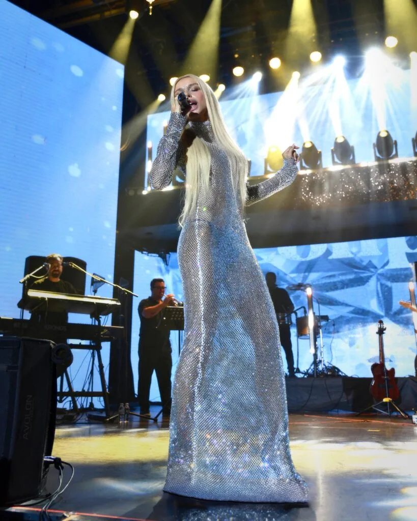 Gülşen, Cahide Palazzo sahnesinde sevenleriyle buluştu ve Güllü’nün unutulmaz şarkısını