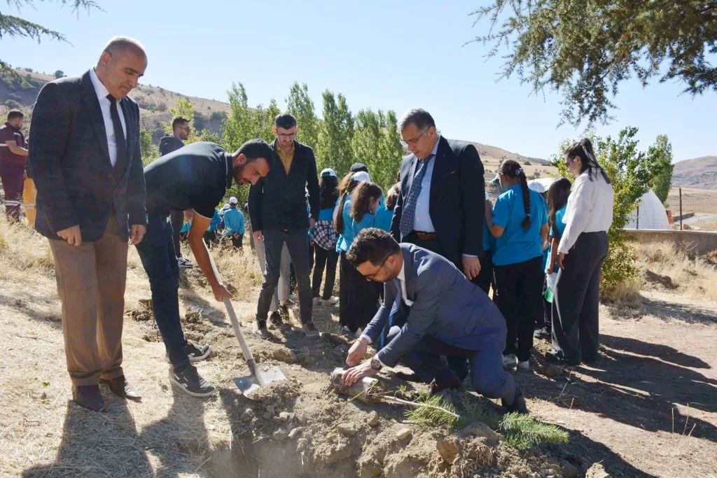 Yozgat'ta düzenlenen "Yeşil Vatan-Benim Okulum Geleceğe Çare" etkinlikleri kapsamında İl