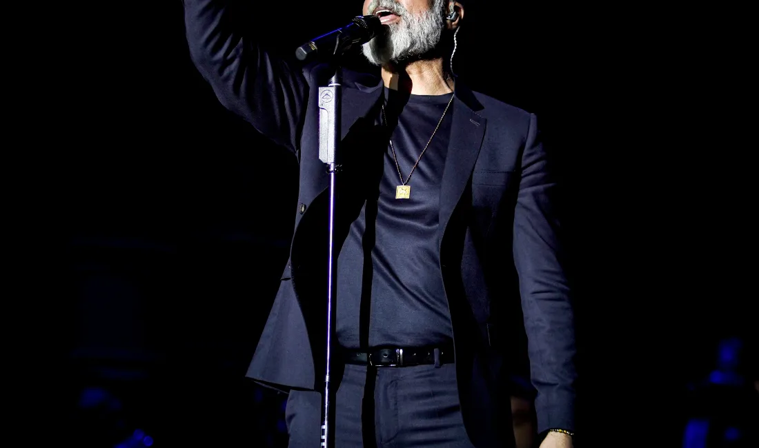 Özcan Deniz, Cahide Palazzo’da sahne alırken uzun sakalıyla dikkat çekti.