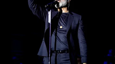 Özcan Deniz, Cahide Palazzo’da sahne alırken uzun sakalıyla dikkat çekti.