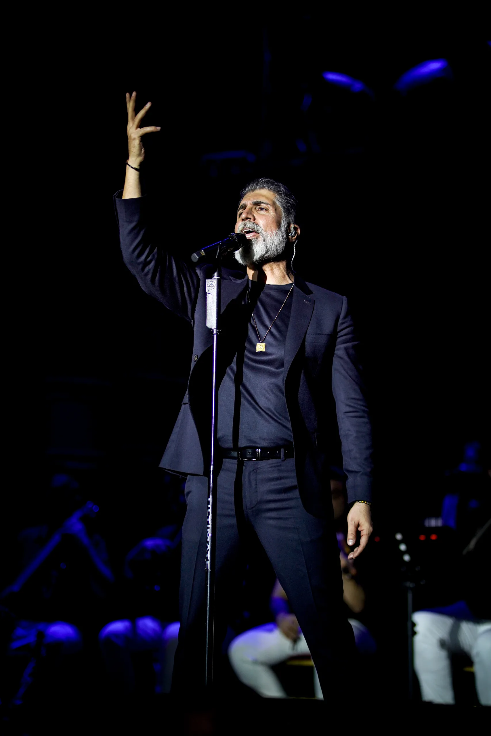 Özcan Deniz, Cahide Palazzo’da sahne alırken uzun sakalıyla dikkat çekti.